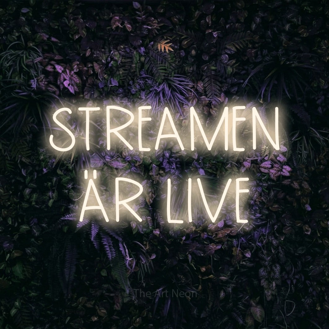 LED neon sign reading “STREAMEN ÄR LIVE”, arranged in 2 lines.
