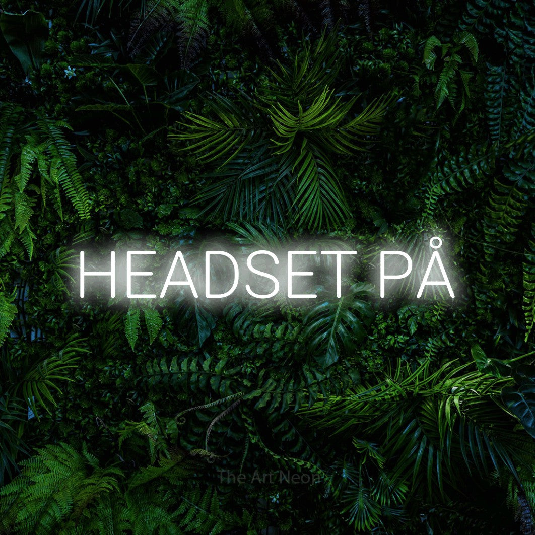LED neon sign reading “HEADSET PÅ”, arranged in a single line.