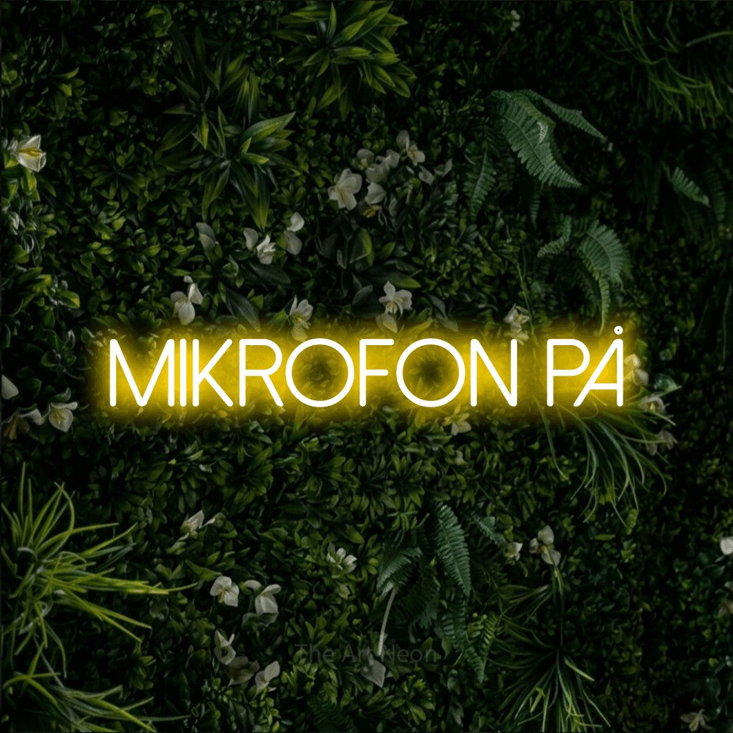 LED neon sign reading “MIKROFON PÅ”, arranged in a single line.