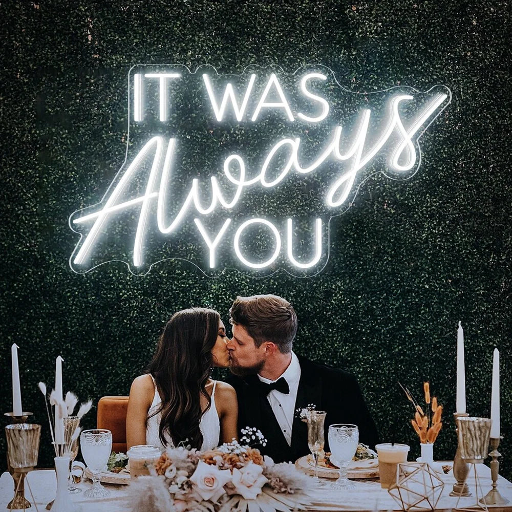 Bilden har en handgjord LED-neonskylt som visar frasen "It Was Always You" i elegant, flytande manus.
