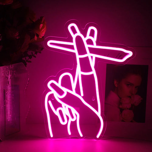 En LED neonskylt designad i form av en hand som gör en fredsgest.