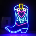 En levande LED-neonskylt formad som en cowboystövel, glödande starkt i varma färger.