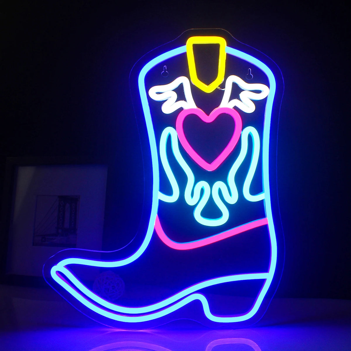 En levande LED-neonskylt formad som en cowboystövel, glödande starkt i varma färger.