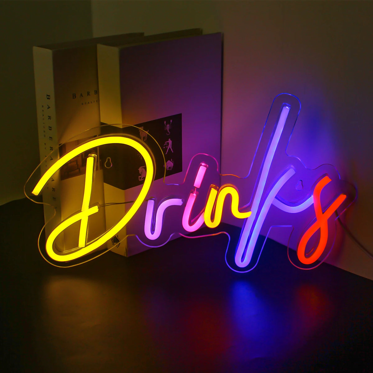 Bilden har en levande LED-neonskylt som visar ett färgstarkt sortiment av drinkrelaterade former och symboler.