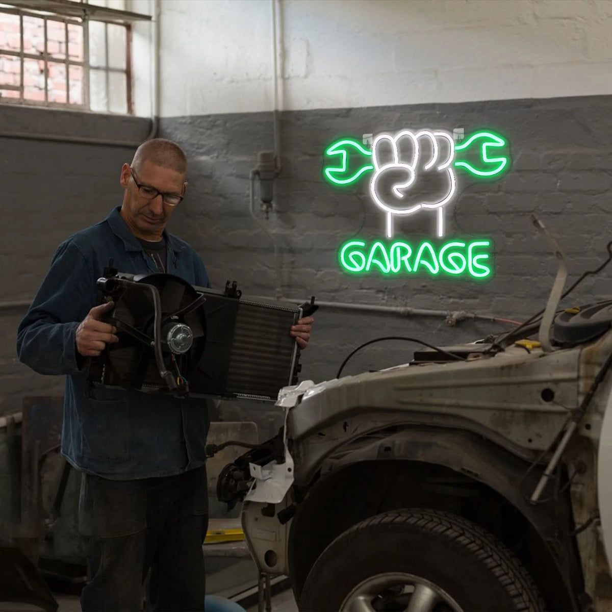 GARAGE – Hand som håller en skiftnyckel – LED-neonskylt (5 V USB)