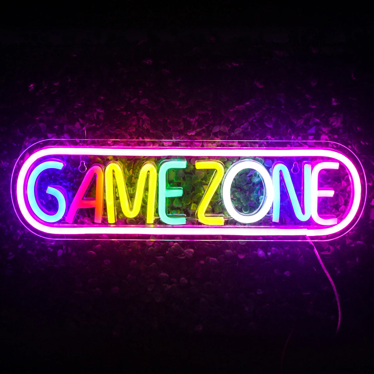Bilden visar en livfull, färgglad LED-neonskylt som läser "Game Zone" med feta, iögonfallande bokstäver.