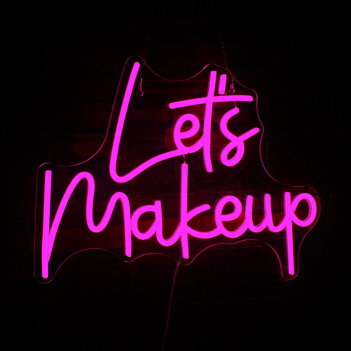 En elegant LED-neonskylt som visar frasen "Let's Makeup" i livfulla rosa kursiva bokstäver.