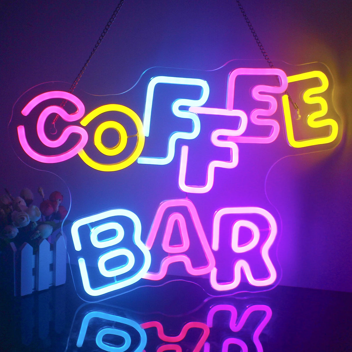 En livlig LED-neonskylt som visar orden "Coffee Bar" i en varm, gul nyans.