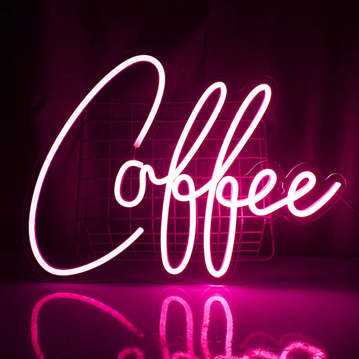 Bilden visar en levande LED-neonskylt i form av en rykande kaffekopp.