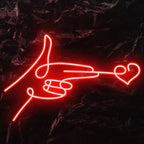 Bilden visar en levande LED-neonskylt i form av en "fingerhjärta"-gest.
