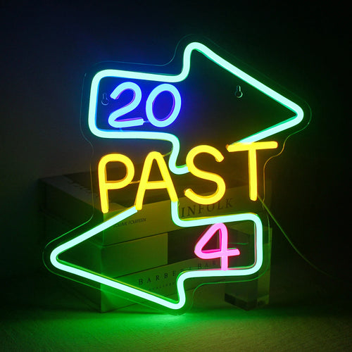 Bilden har en handgjord LED-neonskylt som visar frasen "20 över 4" i ett elegant, kursivt teckensnitt.