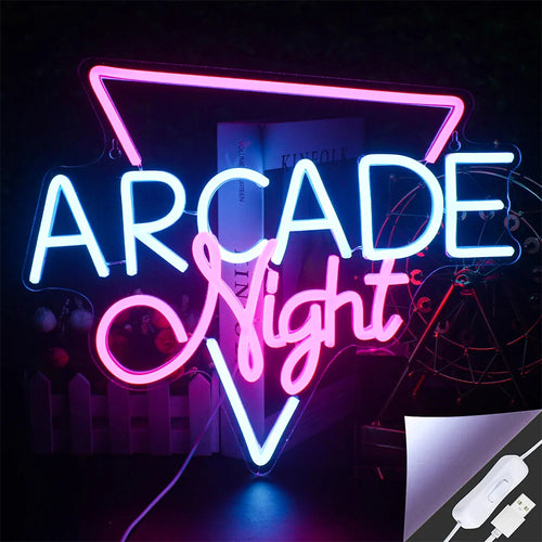 Bilden har en levande LED-neonskylt formad som orden "Arcade Night.