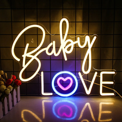 En livlig rosa neonskylt stavar ut orden "Baby Love" i ett lekfullt, kursivt teckensnitt.