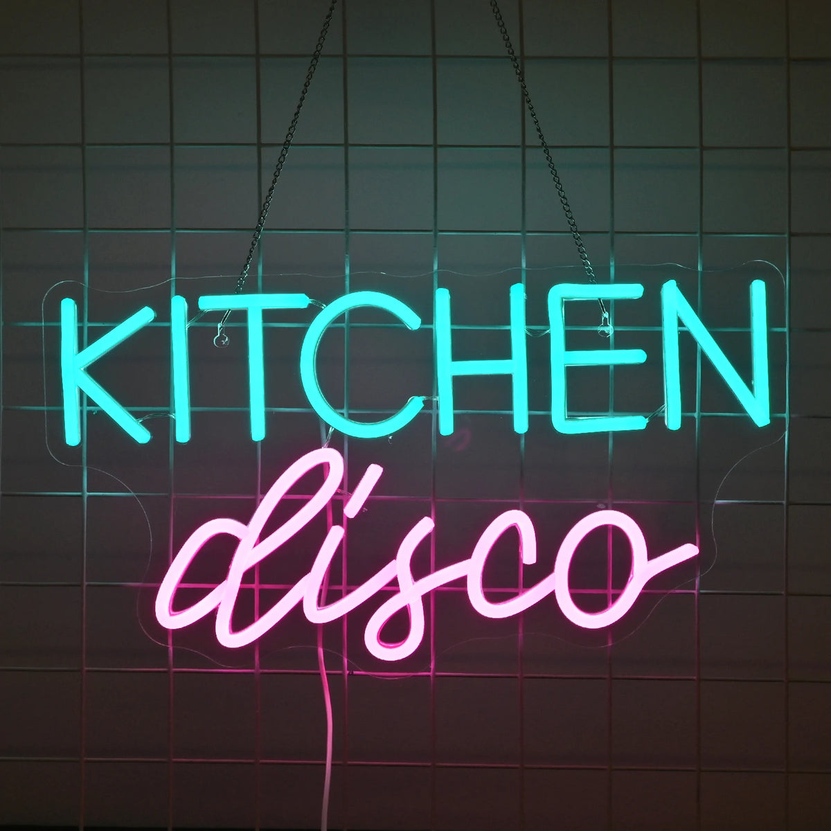 Bilden har en levande LED-neonskylt som läser "Köksdisko" med lekfulla, kursiva bokstäver.