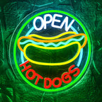 Bilden har en starkt upplyst LED-neonskylt som visar orden "Open Hot Dogs" i en lekfull retrostil.