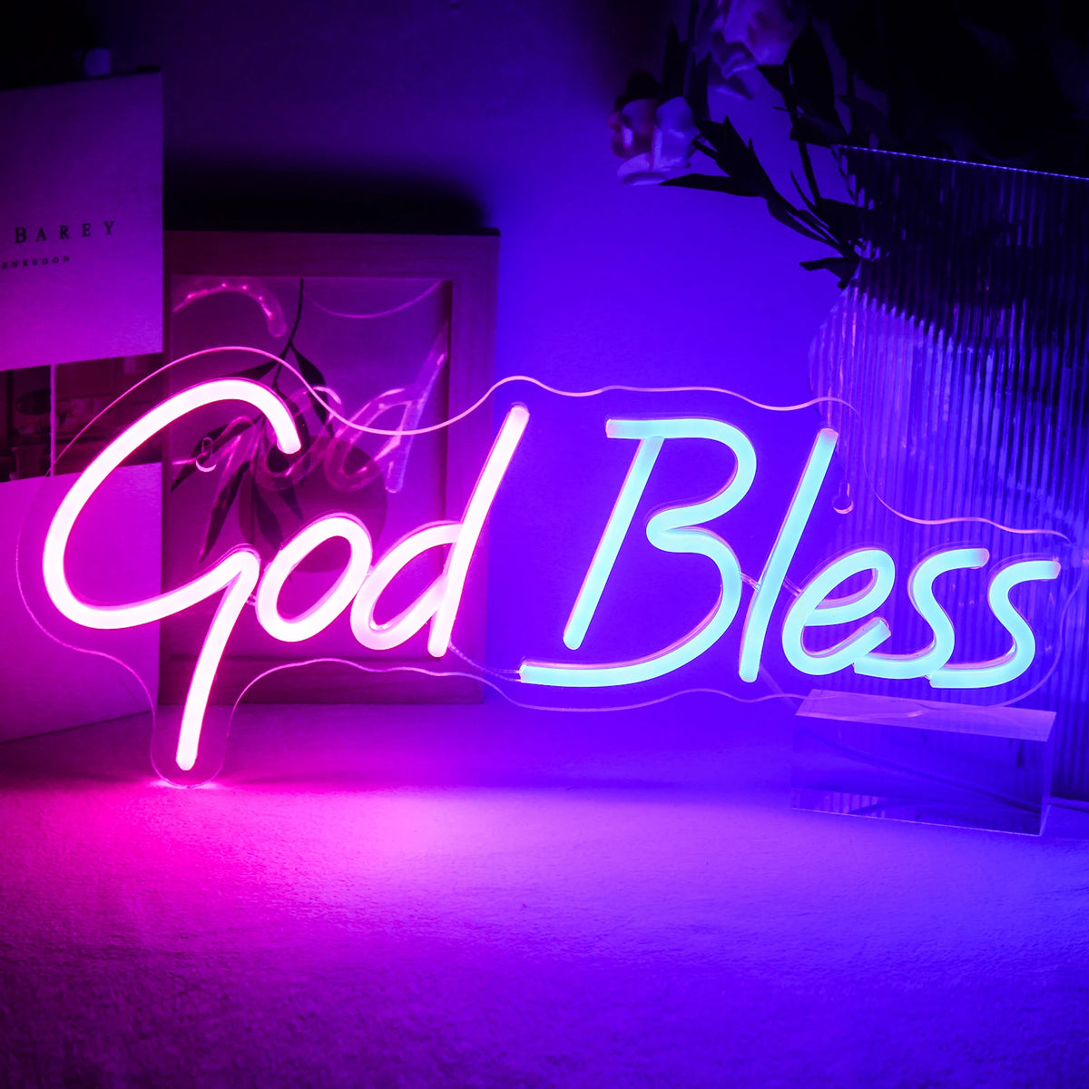 Bilden har en "Gud välsigne" LED-neonskylt, elegant utformad i en handskriven manusstil.