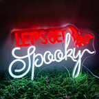 Bilden har en levande LED-neonskylt som visar orden "Let's Get Spooky" i ett djärvt, udda teckensnitt.