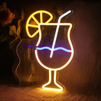 En levande LED neonskylt i form av en klassisk drinkkopp, komplett med ett sugrör.