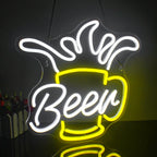 Bilden har en levande LED-neonskylt formad som en skummande ölmugg.