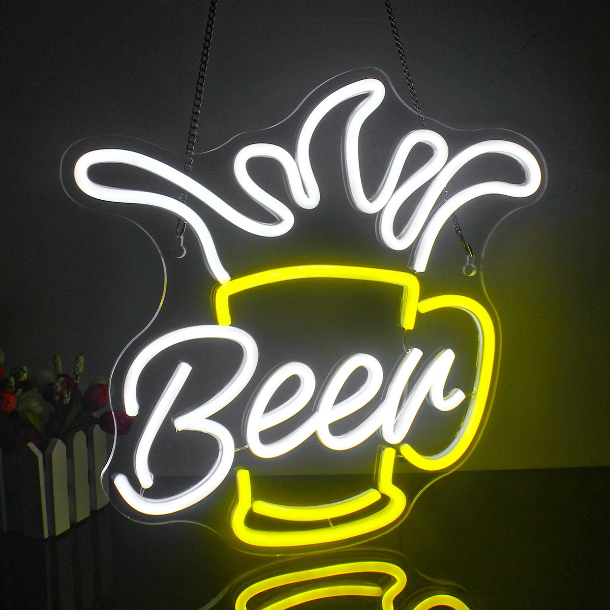 Bilden har en levande LED-neonskylt formad som en skummande ölmugg.