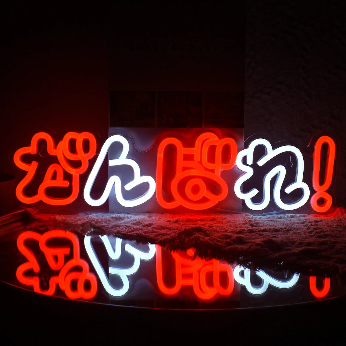 Bilden visar en starkt upplyst "Come On" LED-neonskylt.