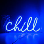 Bilden visar en "Chill" LED neonskylt, med ordet "Chill" skrivet i en livlig, kursiv stil.