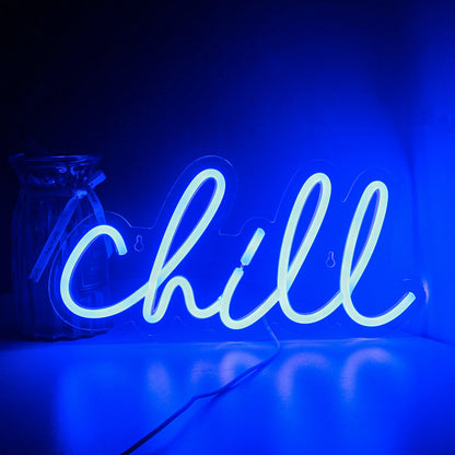 Bilden visar en "Chill" LED neonskylt, med ordet "Chill" skrivet i en livlig, kursiv stil.