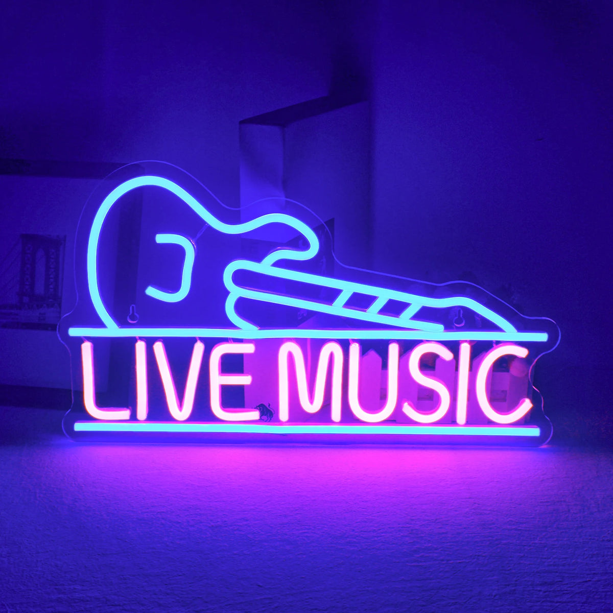 Bilden har en handgjord LED-neonskylt formad som en elgitarr, som lyser livfullt mot en mörk bakgrund.
