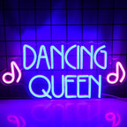 En livlig LED-neonskylt som visar orden "Dancing Queen" i fet, flytande manus.