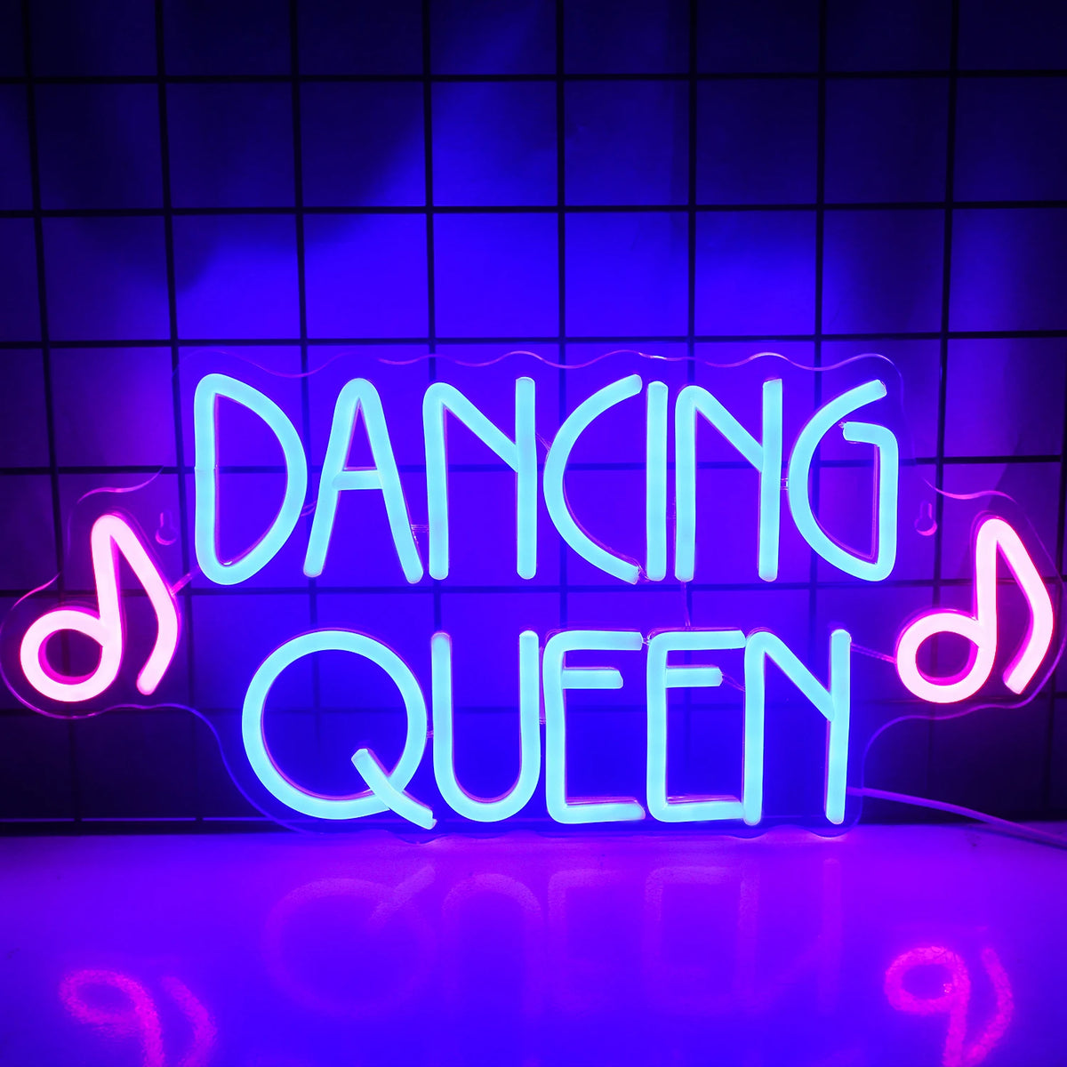 En livlig LED-neonskylt som visar orden "Dancing Queen" i fet, flytande manus.