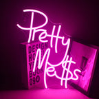 Bilden har en levande, handgjord LED-neonskylt som visar orden "Pretty Mess" i ett elegant, kursivt teckensnitt.