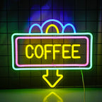 Bilden har en elegant LED-neonskylt i form av en rykande kaffekopp.