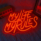 En livlig LED-neonskylt som visar orden "My Life My Rules" i ett livligt kursivt typsnitt.