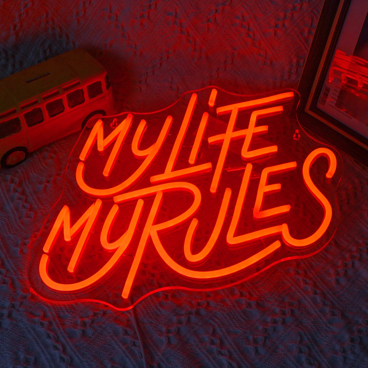 En livlig LED-neonskylt som visar orden "My Life My Rules" i ett livligt kursivt typsnitt.