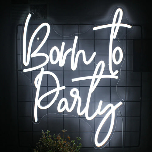 Bilden har en levande "Born to Party" LED neonskylt.