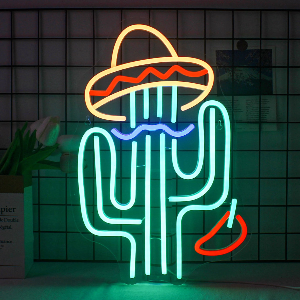 En levande LED neonskylt formad som en kaktus.