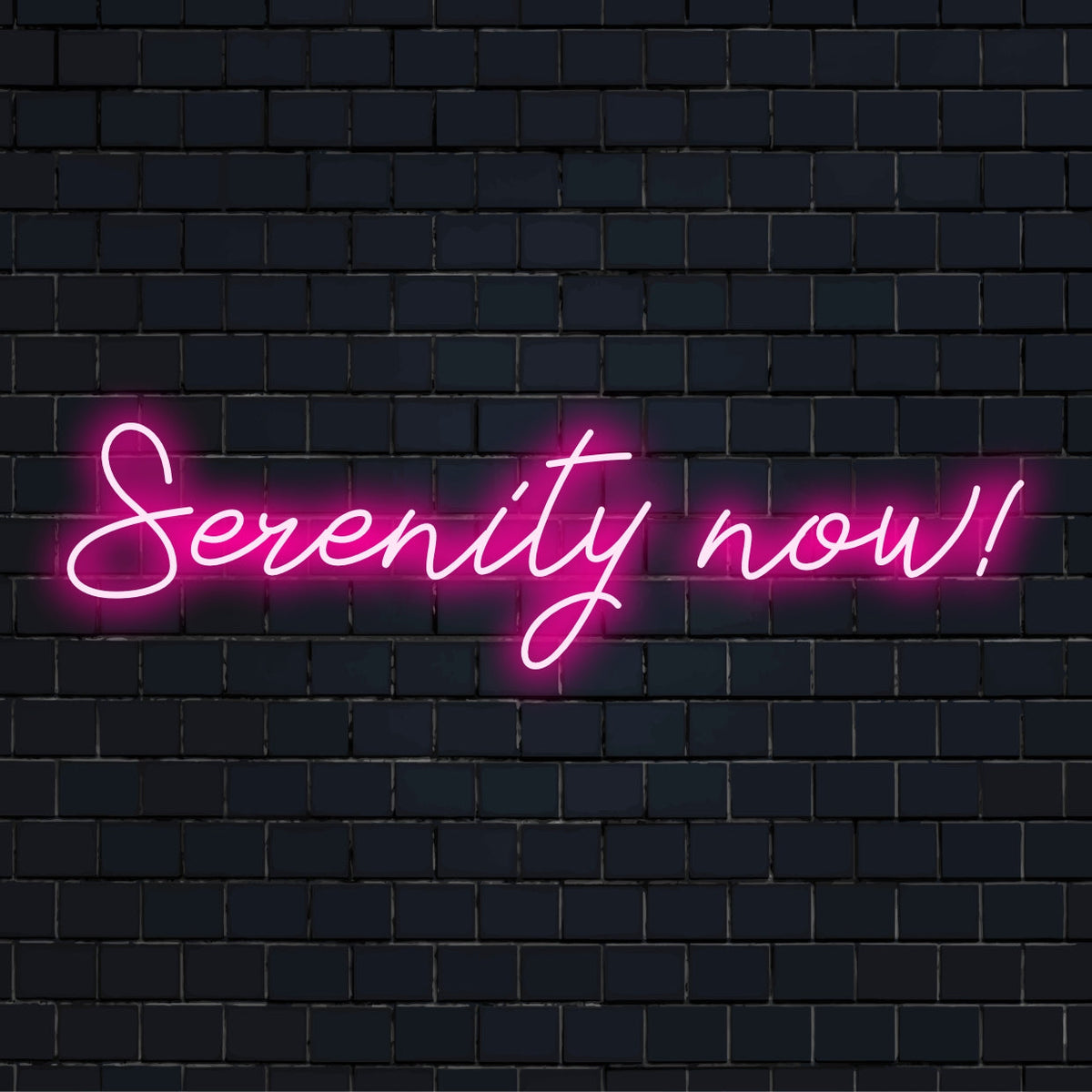 LED neonskylt med texten Serenity Now, perfekt för en lugnande atmosfär i eleganta och moderna utrymmen.