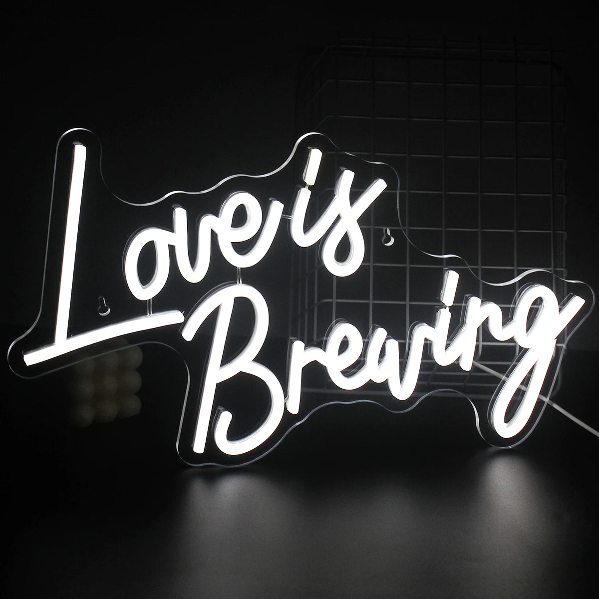 En livlig LED-neonskylt som visar frasen "Love is Breaking", med djärv, modern typografi.