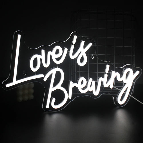 En livlig LED-neonskylt som visar frasen "Love is Breaking", med djärv, modern typografi.