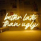 En livlig LED-neonskylt som visar frasen "Better Late Than Ugly" i ett stilfullt handskrivet skripttypsnitt.