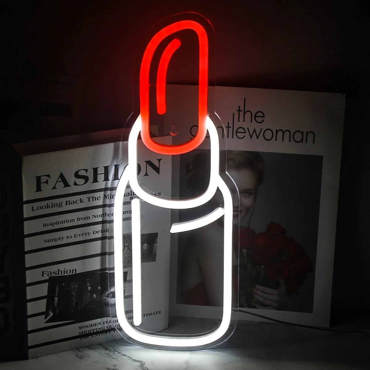 Bilden visar en levande, handgjord LED-neonskylt i form av ett läppstift.