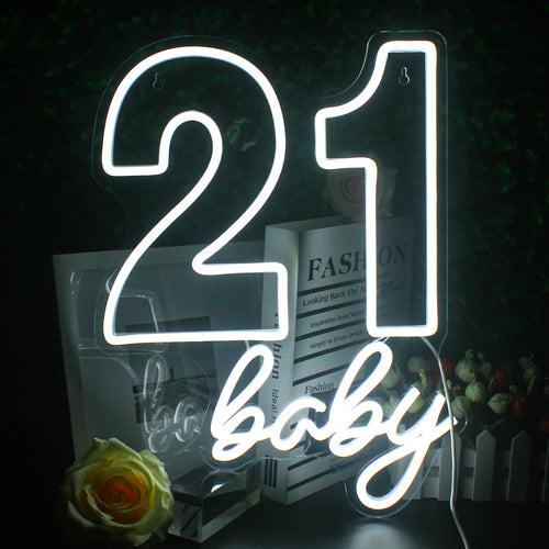 En livlig LED-neonskylt som visar orden "Happy Birthday" i ett lekfullt, kursivt teckensnitt.