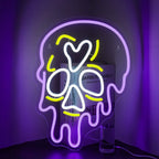 En levande LED neonskylt i form av ett skelett.