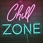 Bilden har en levande LED-neonskylt som visar orden "Chill Zone" i ett elegant, kursivt teckensnitt.