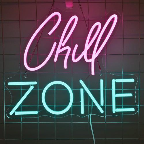 Bilden har en levande LED-neonskylt som visar orden "Chill Zone" i ett elegant, kursivt teckensnitt.