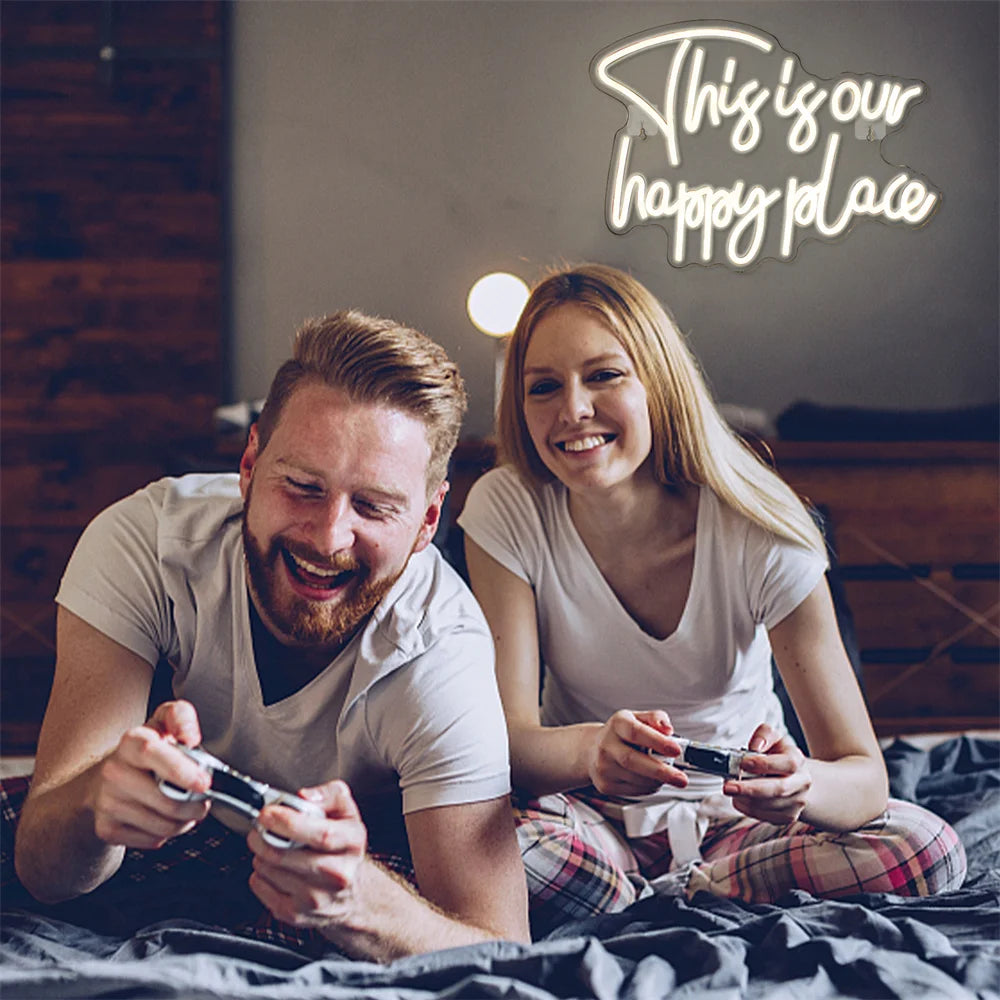 Det här är vår lyckliga plats 5V USB LED Ljusskylt - Prisvärd