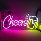 Bilden har en levande "Cheers" LED-neonskylt upplyst mot en mörk bakgrund.