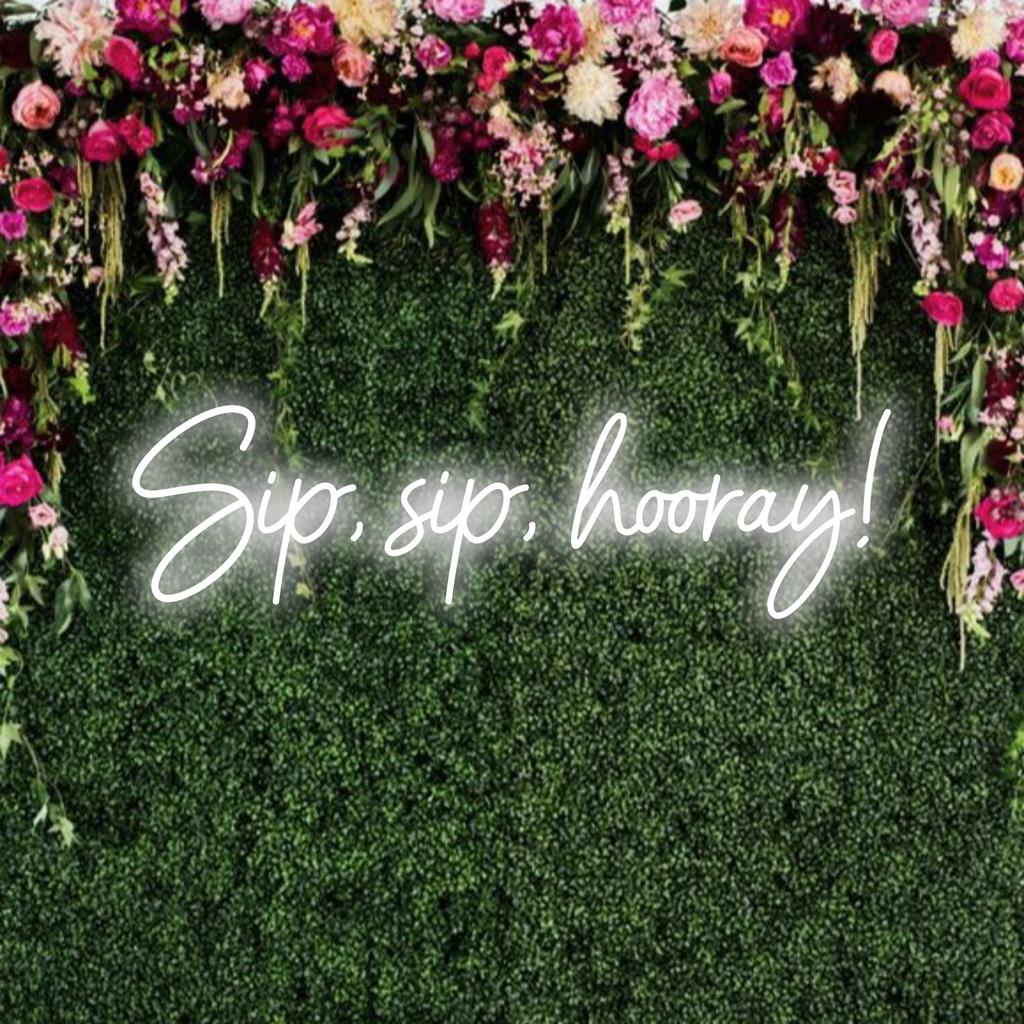 Unik anpassad LED-neonskylt med frasen Sip, Sip, Hurra! i ljus, lekfull typografi. Perfekt för festliga tillfällen.