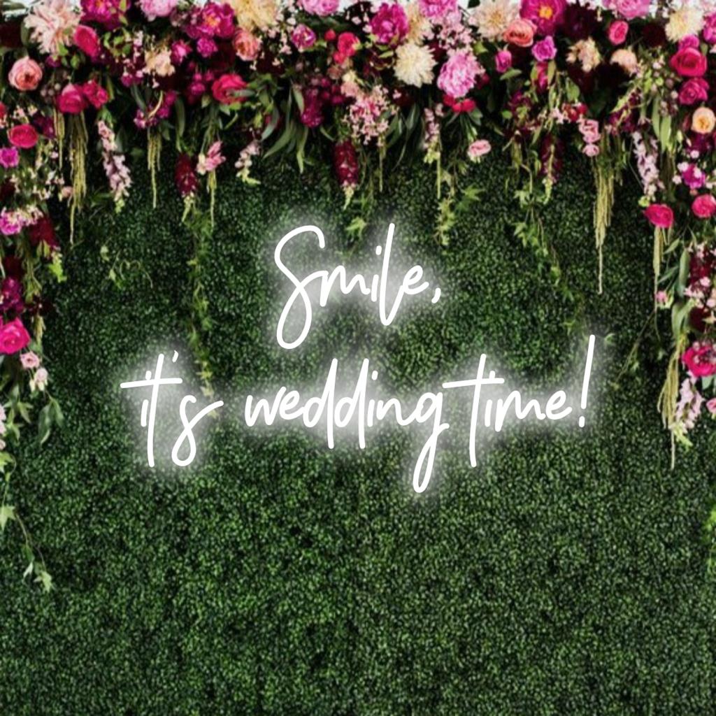 Anpassad LED neonskylt med frasen Smile, It's Wedding Time, perfekt för bröllopsinredning eller som modern neoncitatkonst.