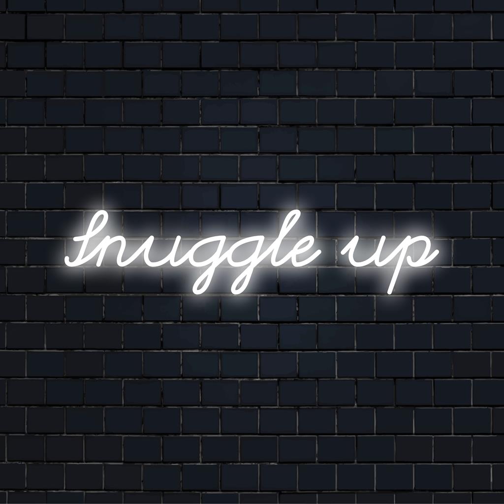 Snuggle Up neonskylt lyser upp med ett levande, varmt sken; perfekt för mysiga utrymmen. Anpassad LED neon värme. [Bild: Ambient decor]